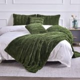 YUSOKI Luxury Faux Fur Blanket for Queen Size Bed 2 Layers,7.3lb,All Ages,Home Decoration Without Pillows (Olive Green,90″x90″)