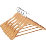 SONGMICS Set di 6 grucce in legno massiccio con spalle molto larghe, antiscivolo, per abiti, camicie, cappotti, giacche, pantaloni, ganci girevoli a 360°, colore legnoso CRSH06NL
